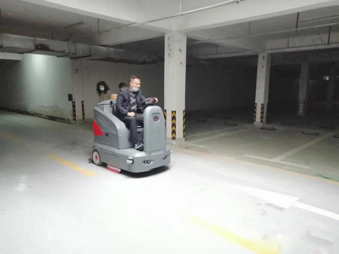 衢州小区物业保洁不用人力改用驾驶式洗地机了